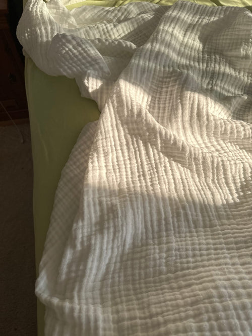 Cliente con su manta de muselina Casena