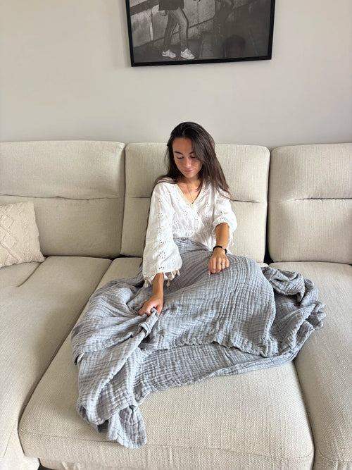 Cliente con su manta de muselina Casena